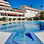 Spacious 2 Bdr Heated Pool, Garage Appartement