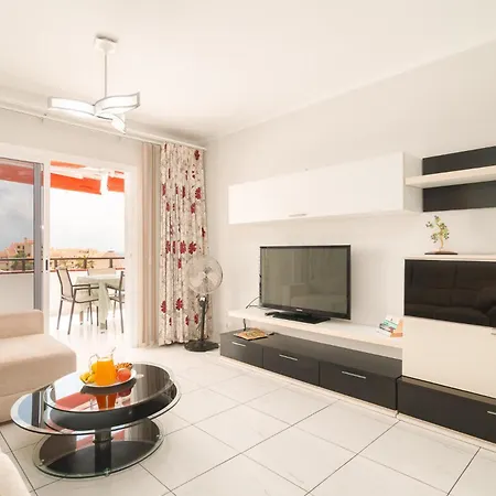 Spacious 2 Bdr Heated Pool, Garage Appartement *