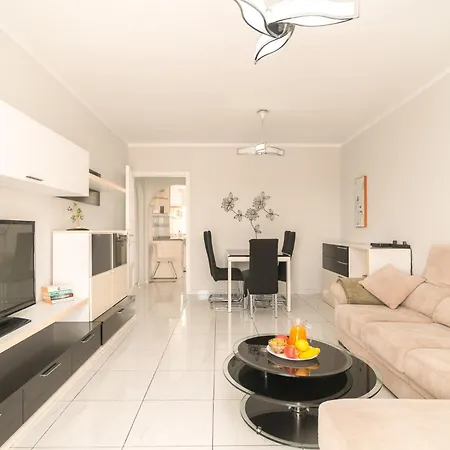 Spacious 2 Bdr Heated Pool, Garage Playa de las Americas (Tenerife)